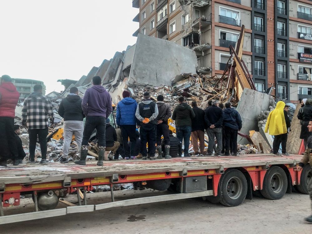 cover art for Devastación en Hatay, Turquía, mientras llegan lentamente los equipos de rescate.