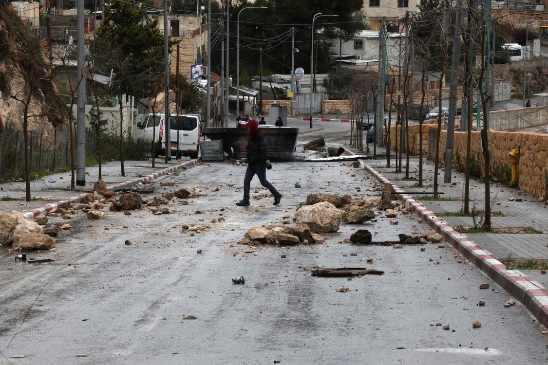 cover art for Israel autoriza el uso de armas de fuego a civiles, lo que desencadenará la violencia.