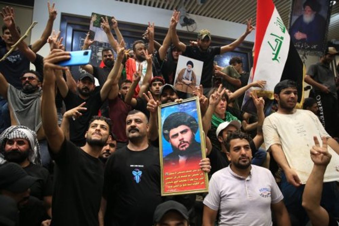 cover art for Sadr pide la disolución del Parlamento en una semana.