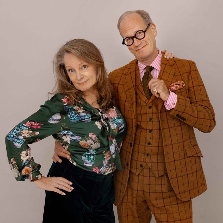 cover art for Om Magda som snubblar på El-Haj, Helldén på Stenevi och Taylor Swift som Bidens sista chans. Och smågodis med Svenskt Tenn.