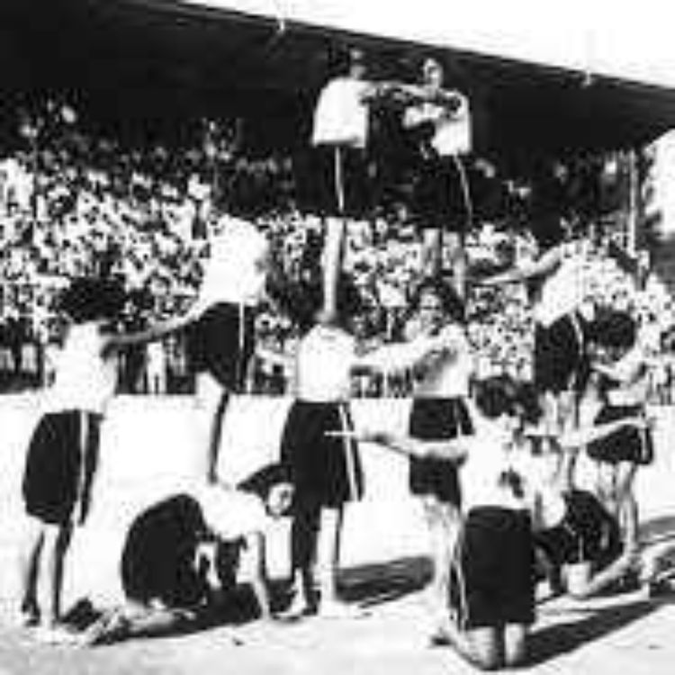 cover art for cuerpos vestidos, apariencias aseadas y lujos maldecido