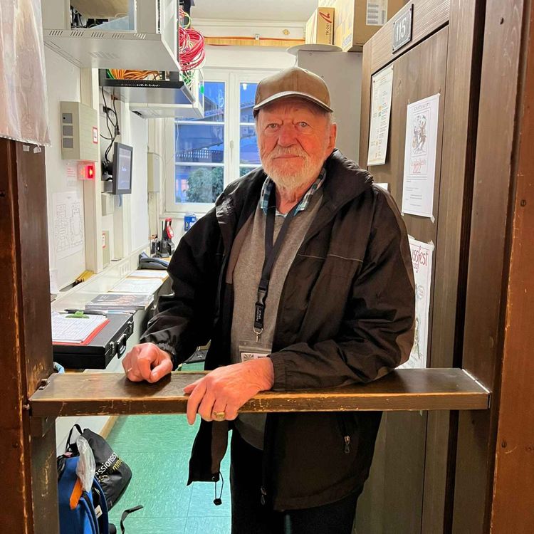 cover art for Zu Gast ist Hermann Wiegand, er ist der Bühnenkontrolleur des Passionstheater