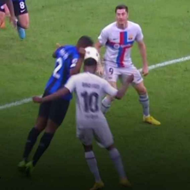 cover art for ❌ UN VOL ? (Inter 1-0 Barça)