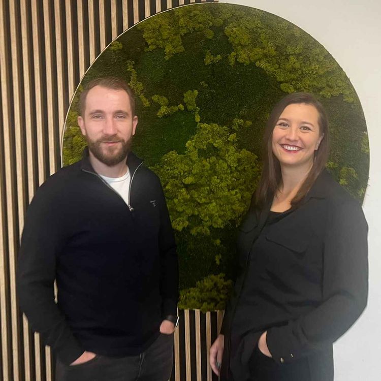 cover art for Iveta Sablíková - Otázky Informační bezpečnosti – Zavádění bezpečnostních procesů do firem