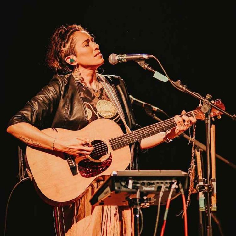 cover art for 152. Rejecting the stereotypes of St Patricks Day and reclaiming her culture with Irish musician Áine Tyrrell.
