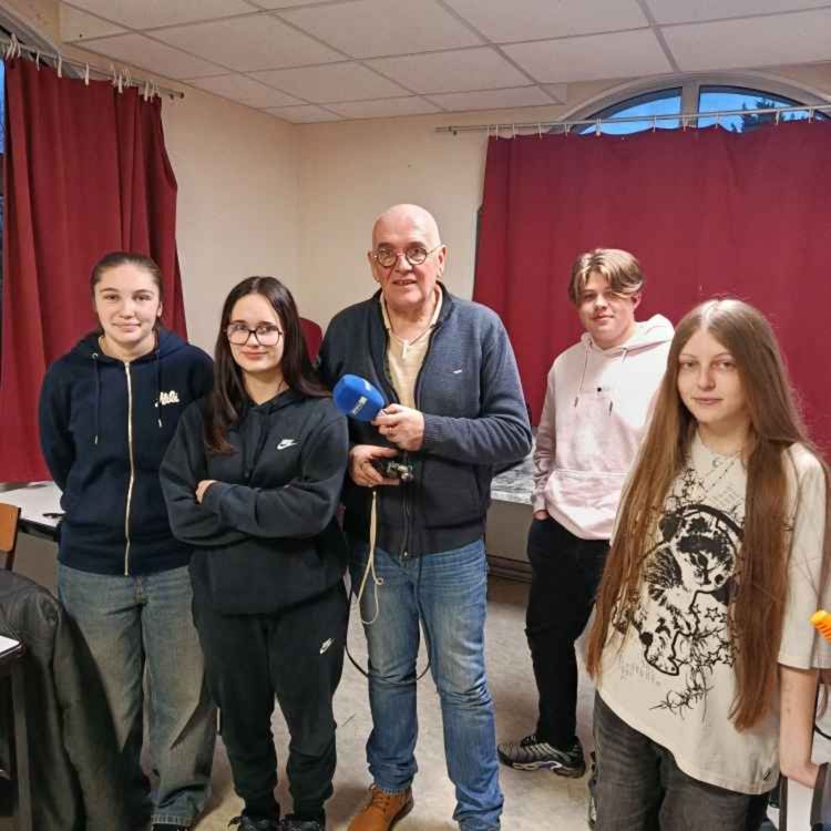 cover art for LE MICRO EN MAIN : A Noyant-Villages, des élèves organisent un marché de producteurs pour les portes ouvertes de la MFR