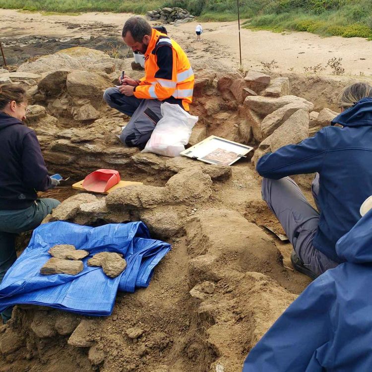 cover art for PENSER LOCAL : Archéologie à l’île d’Yeu : l’érosion révèle un site de -1600 av JC