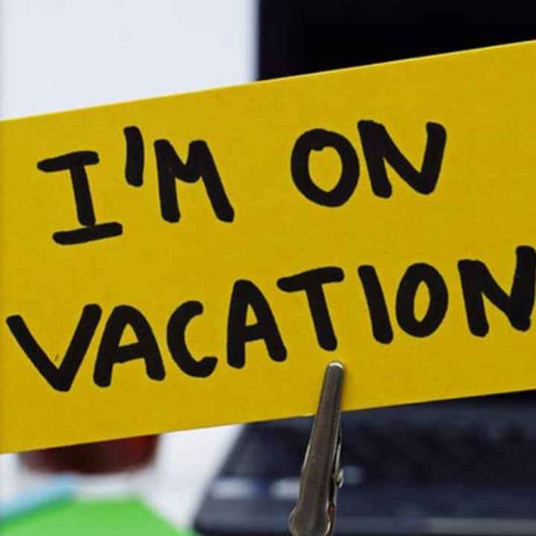 cover art for En su país... ¿CUÁNTAS VACACIONES son MUCHAS VACACIONES? 🏝️ | Minicast