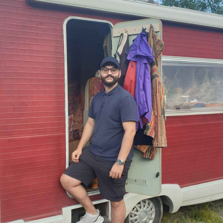 cover art for Avsnitt 25 Del 1 - Poya Shahsavari LIVSHISTORIA Örnsköldsvik