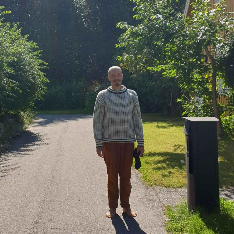 cover art for Avsnitt 27 - DEL 1 - Sebastian Narváez Livshistoria "En kurs i mirakler" 