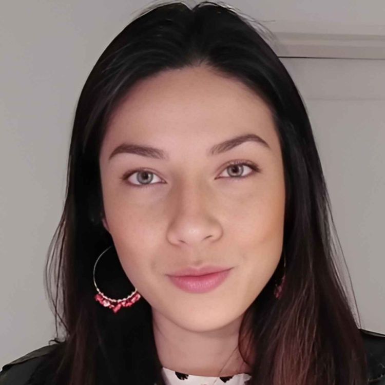 cover art for ELLE EST LA PREMIÈRE FRANÇAISE À AVOIR VISITÉ LES 28 PAYS DE L'UE SEULE EN VAN