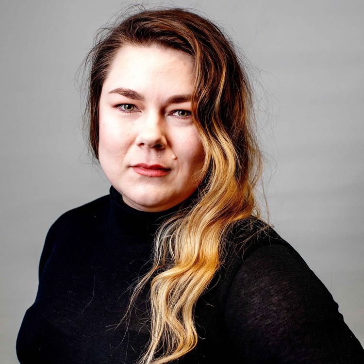 cover art for Lotta Ilona Häyrynen – om ideologi blivit otrendigt, är gig-ekonomin en moralfråga och varför alla vill läsa om Ebba Busch.