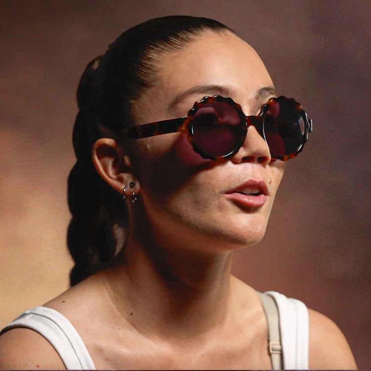 cover art for ELLE DEVIENT AVEUGLE À 17 ANS APRÈS UN COUP DE SABOT EN PLEIN VISAGE (BRAILLE, CHIEN GUIDE…)