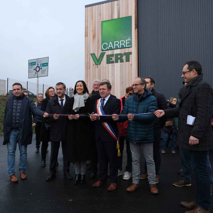 cover art for Baugé-en-Anjou. Carré-Vert, le nouvel espace commercial inauguré - Florence Dabin - lundi 18 décembre 2023