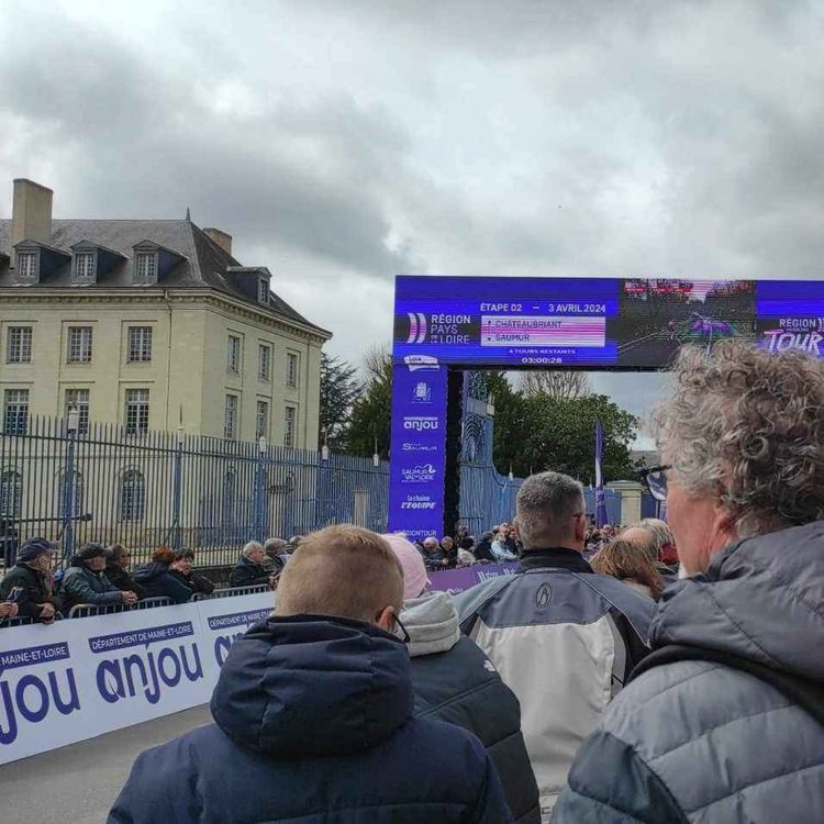 cover art for Saumur. Région Pays de la Loire Tour : la deuxième étape de passage dans la ville - Jackie Goulet Claisse - jeudi 4 avril 2024