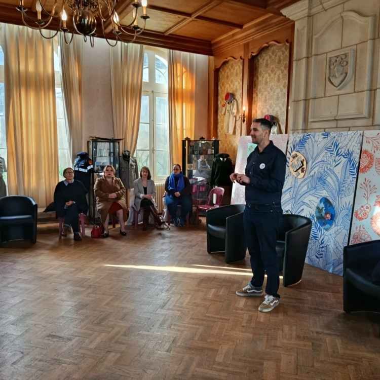 cover art for Saumur. L’art au service du retour à l’emploi à Saumur - Fabienne Picardat - mardi 9 décembre 2025