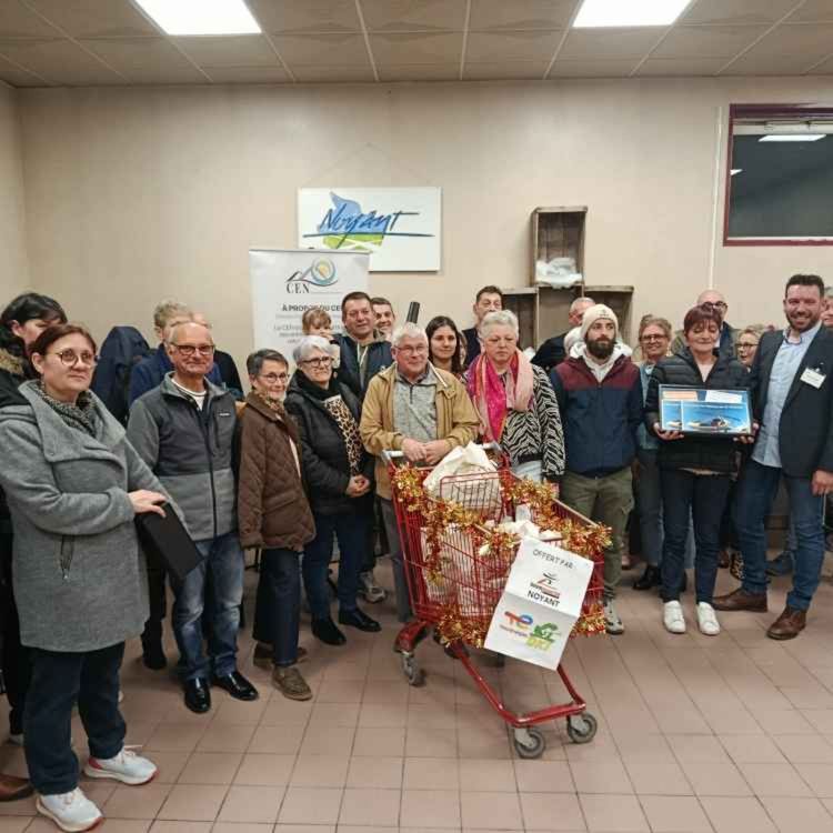 cover art for Noyant-Villages. Vitrine des commerçants noyantais : les lots remis aux gagnants