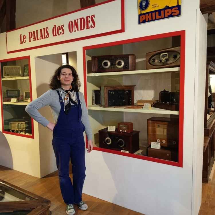 cover art for Doué-en-Anjou. Réouverture et nouvelle saison au Musée Aux Anciens Commerces - Jade Cerisier - vendredi 6 mars 2026