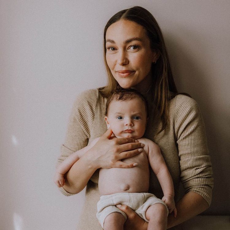 cover art for Mothering the mother med solomor Malene Windekilde