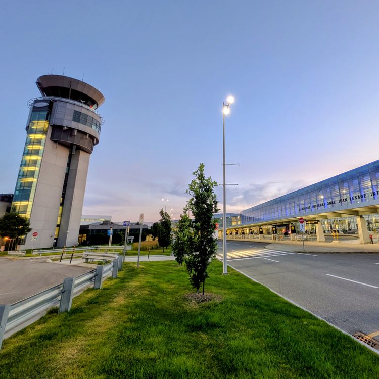 cover art for Politiguy Correct - Marc-André Bédard | VP au développement des affaires Aéroport international Jean-Lesage de Québec (YQB) 
