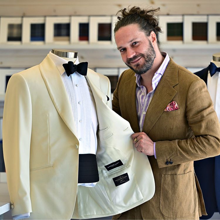 cover art for PoliTiguy correct - Jean-Pierre Lachance | L’industrie de la mode se transforme, et le fleuron québécois Surmesure mène la charge.