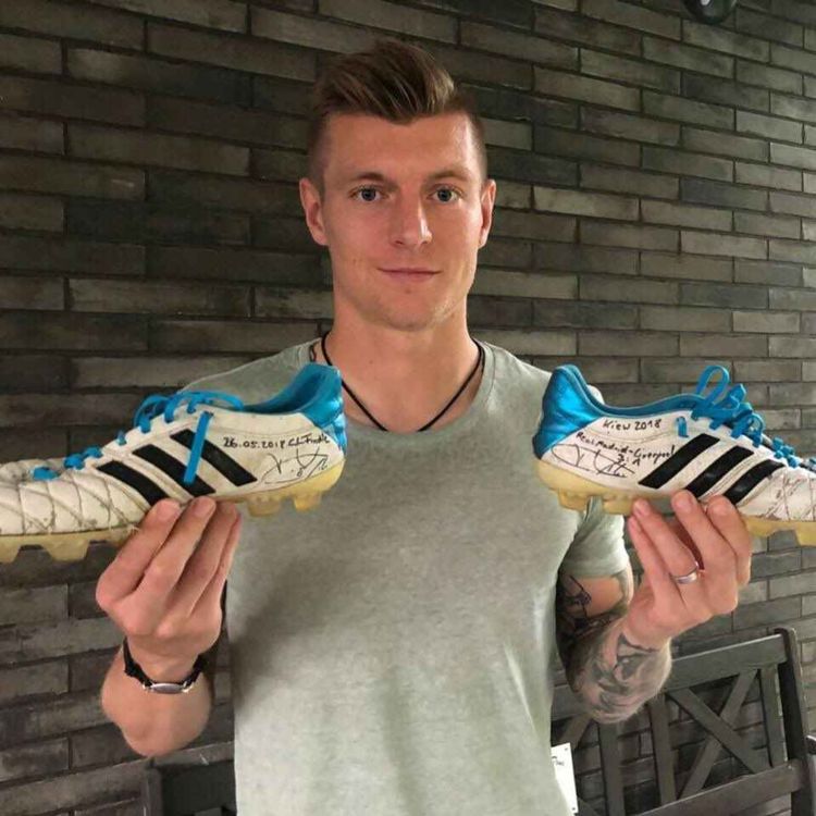 cover art for Pourquoi Toni Kroos joue avec la même paire de crampons depuis 2014 ?