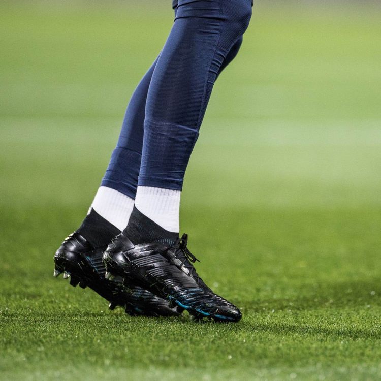 cover art for Pourquoi certains footballeurs jouent avec des crampons entièrement noirs ?⚫️