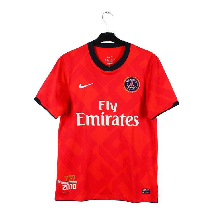 cover art for Pourquoi le PSG avec un maillot rouge à domicile en 2010 ? 🔴