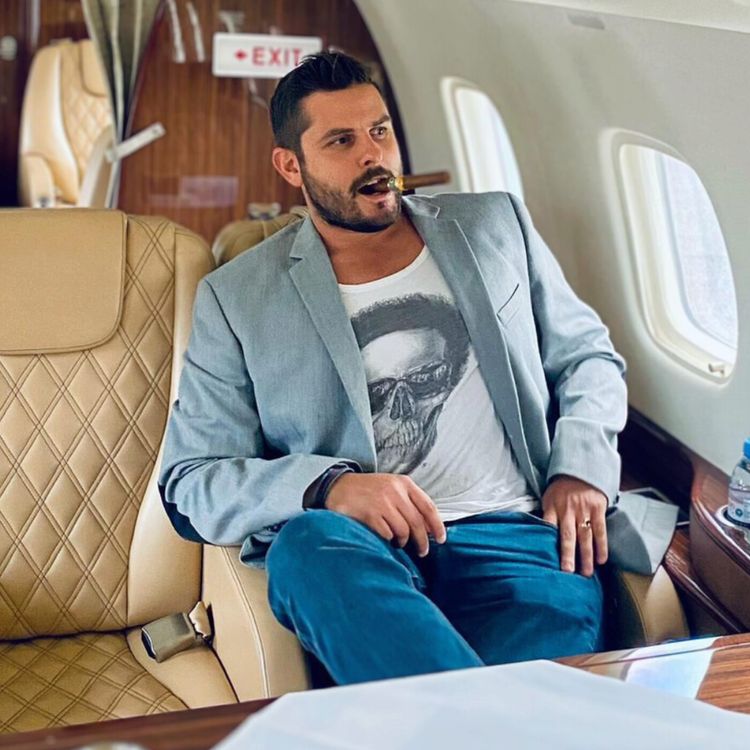 cover art for Mickaël : un riche au service des riches