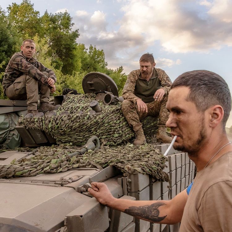 cover art for Ukraine ‘pins down’ 50,000 Russian troops as Putin’s spring offensive fails