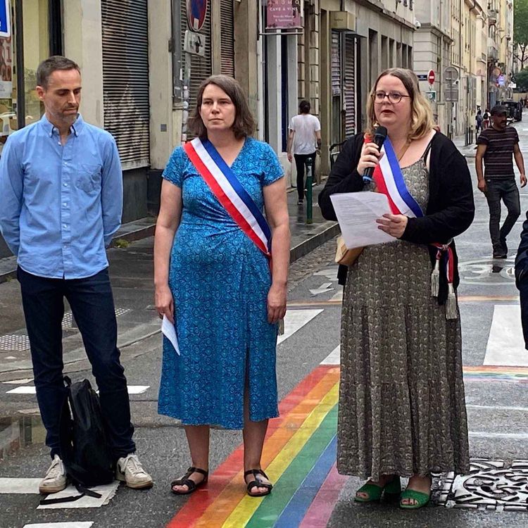 cover art for Un passage piéton arc-en-ciel à Lyon 