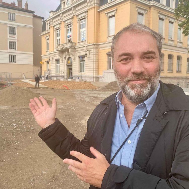 cover art for A Villeurbanne, grand chambardement sur la place Grandclément