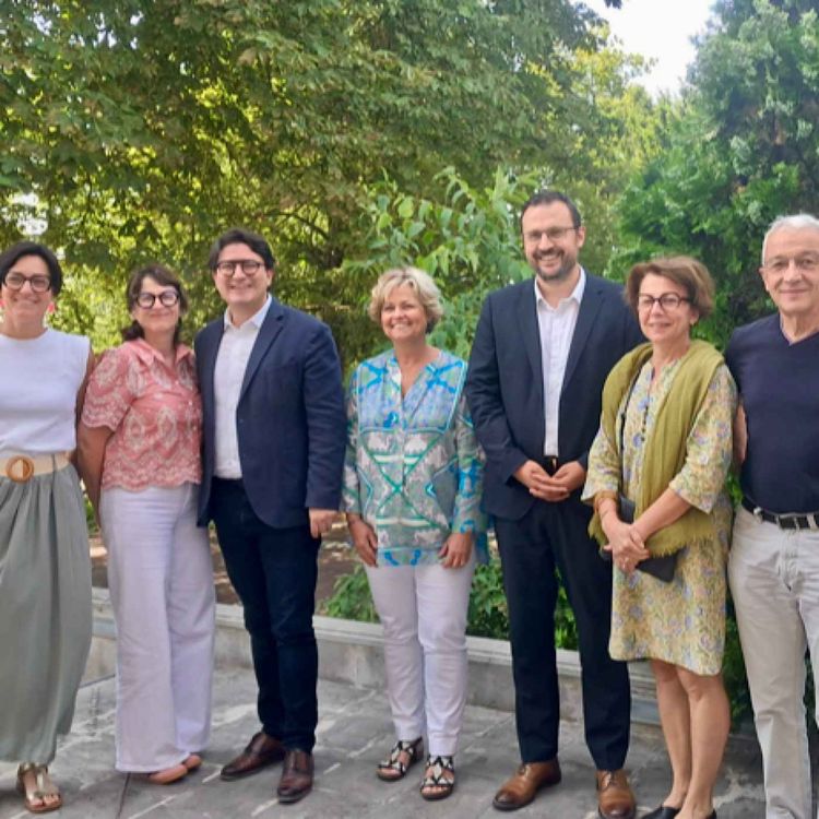 cover art for 4 communes veulent créer un service complémentaire à Vélo'V