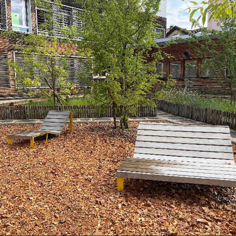 cover art for Villeurbanne : l’école Jules-Ferry inaugure sa cour végétalisée