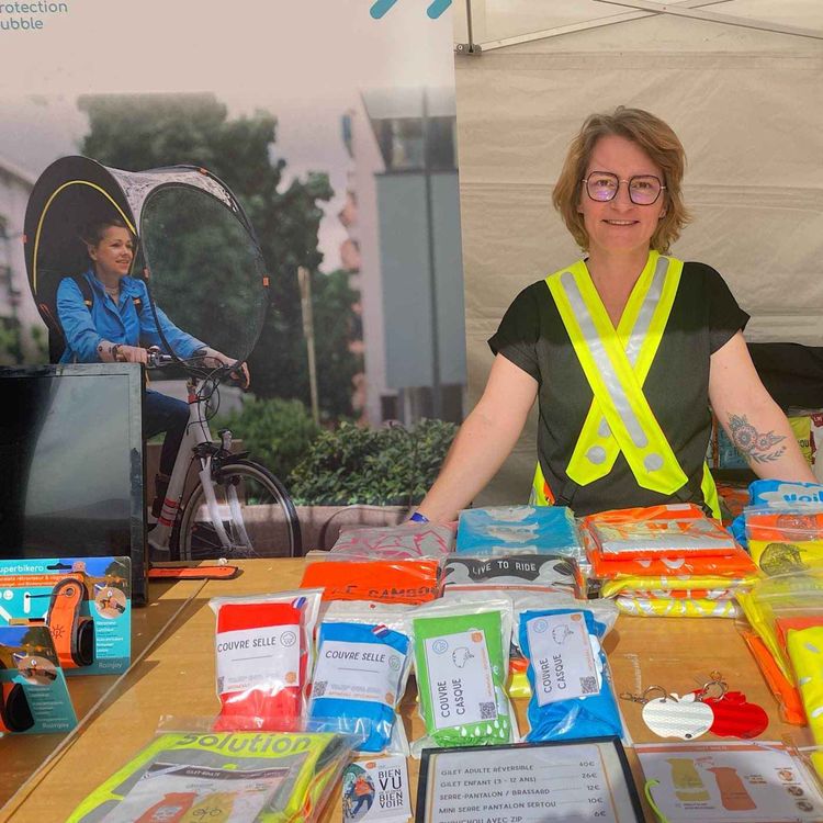 cover art for Vélo : gilets de sécurité et bulle anti-pluie très tendance
