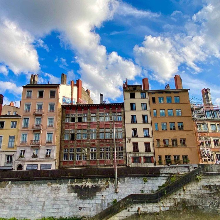 cover art for À Lyon et Villeurbanne, l'association Bail traque les loyers illégaux