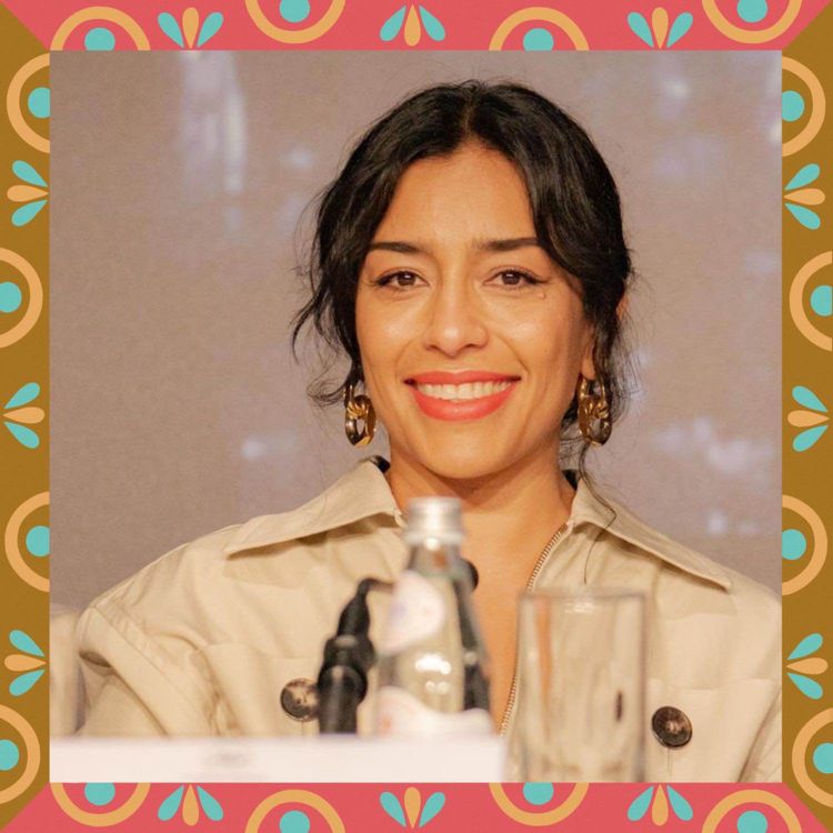 cover art for 24 ¡Vive!, con Adriana Paz