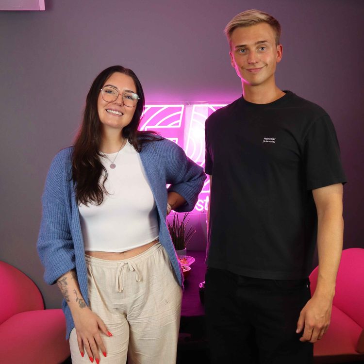 cover art for Mari del to: Nakkestøtte på Camp, tatovering med vertsmor, kontakt med vertsfamilie etter utveksling, og Vietnamkrigen