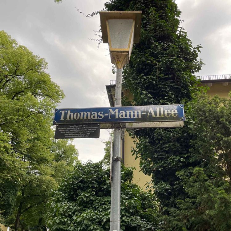 cover art for #45. LOCKAD TILL MÜNCHEN AV HERR PERMANEDER - SOMMAR MED BUDDENBROOKS DEL 3