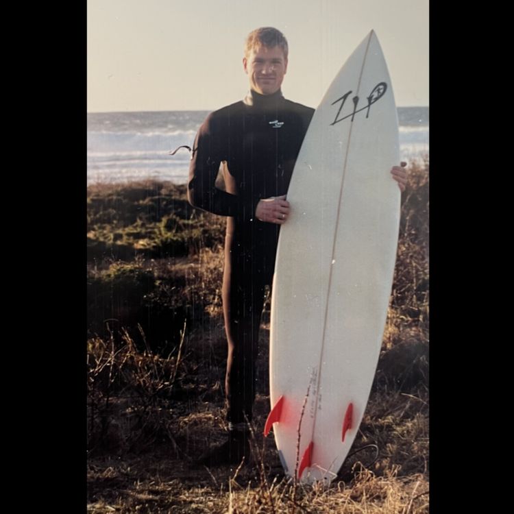 cover art for SØRF-PODDEN Episode 48. Historien om surfinga på Østlandet, Saltstein, surfbrett og shaping. 