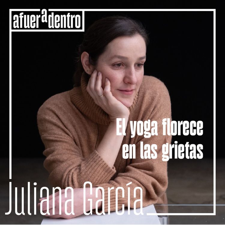 cover art for 44. El yoga florece en las grietas | Juliana García [Episodio extra - Yogaverso]
