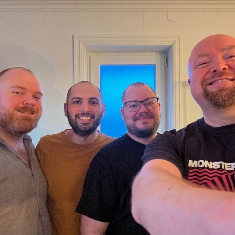 cover art for # 49 Kris, David og Sindre, tre fedre fra dokumentarfilmen Tre fedre. Om familie- og fedreliv, trans, fordommer, hets, NBTK, tvangskastrering, menneskerettighetsbrudd, rettssak, Pride, Masseskytingen i Oslo 25. juni 2022, gravid mann, moralsk panikk