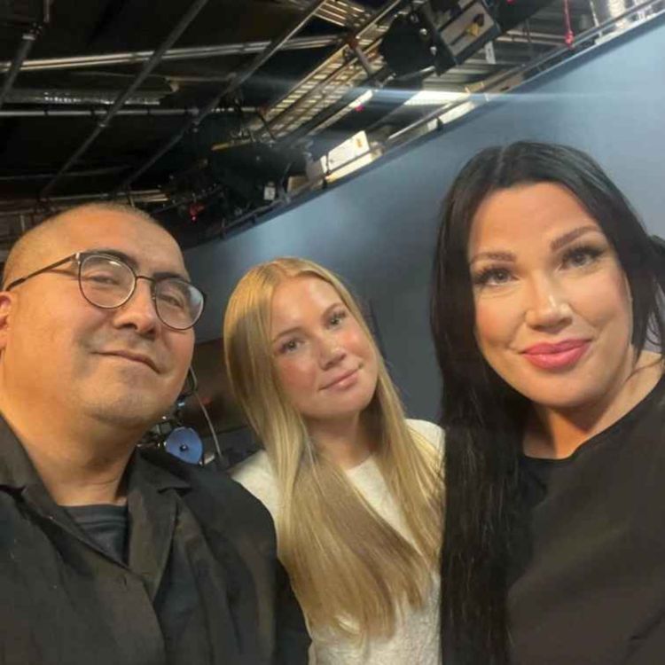 cover art for "Vi har två stycken superhjältar" - Desirée Rova & Chanelle Thysell