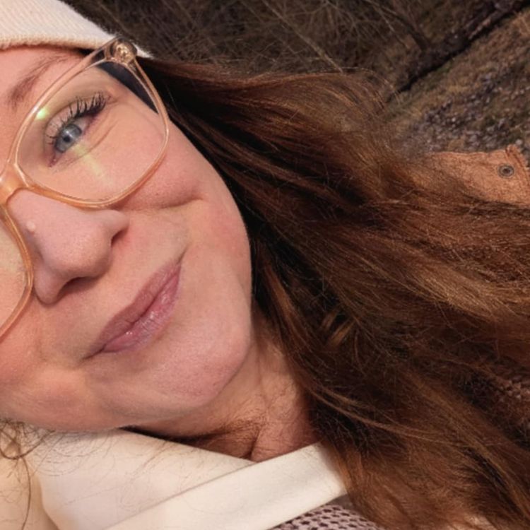 cover art for "När en pojke gråter plockar upp honom. När en flicka gråter plockar upp henne med" - Sarah Kindblom