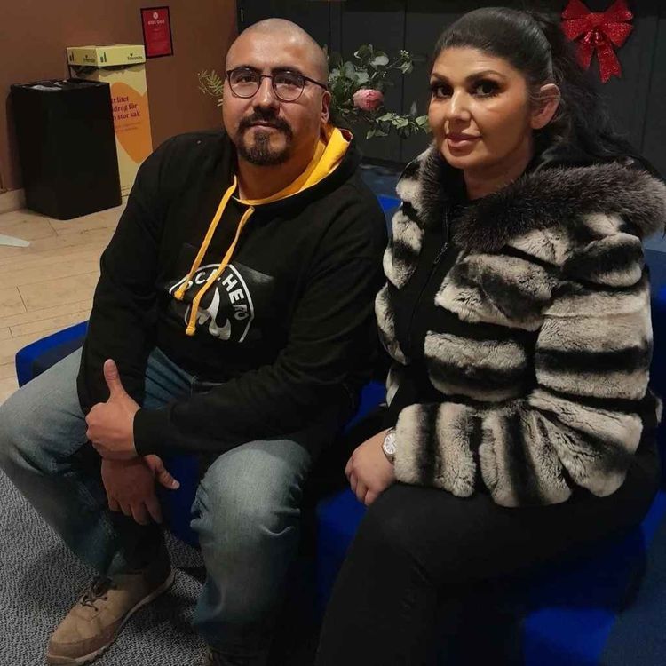 cover art for "Man kan vara fembarnsmamma och artist" - Amela Avdic