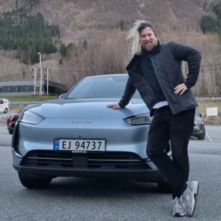 cover art for Simen kjører Seres - Vi bygger carplay i gammel luksusbil - Bilen bak skiltet!