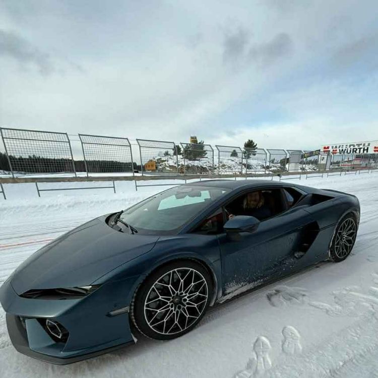 cover art for Vi har kjørt Lamborghini, BMW M3, Porsche Macan GTS og....Tesla på bane