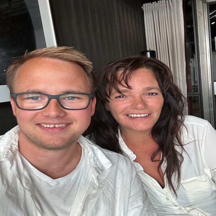 cover art for #8 Julie Winge. Edru, men fortsatt på en rosa sky!