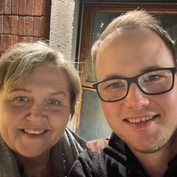 cover art for #30 Mariann Eikelia. Healer, kunstner og «Badass-Medium»