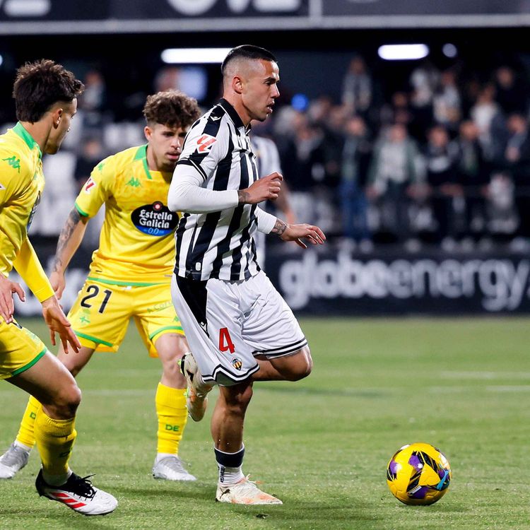 cover art for El CD Castellón firma tablas ante el Deportivo (2-2)